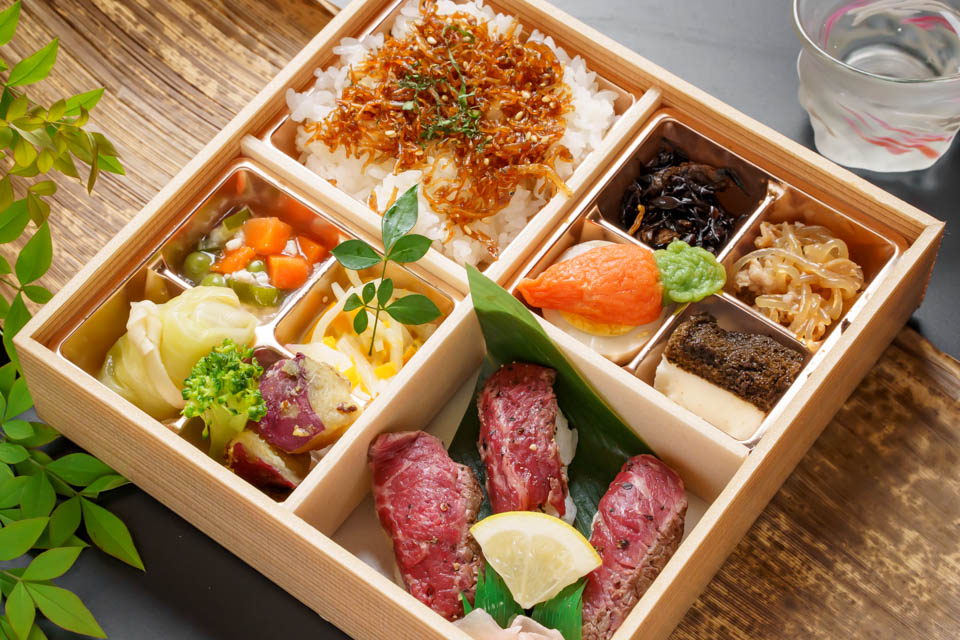 炙り黒毛和牛にぎりとちりめんじゃこ御膳