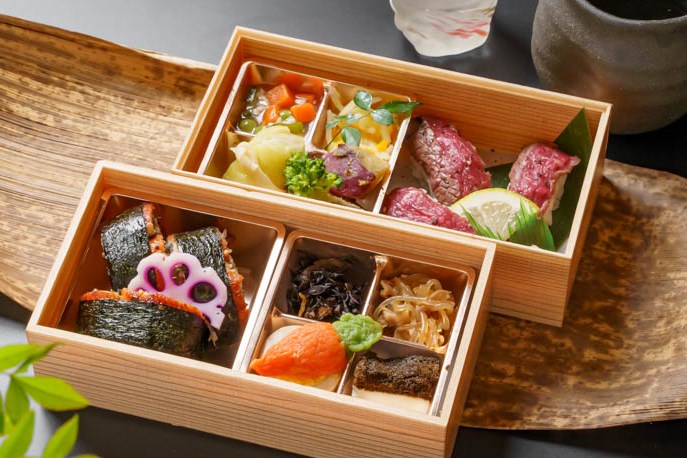 鰻の棒寿司と炙り黒毛和牛肉握りの華二段御膳