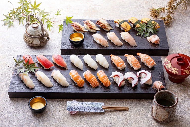 3名様盛り付けイメージ。男性女性問わず好き嫌いの少ないネタを中心に構成しております。