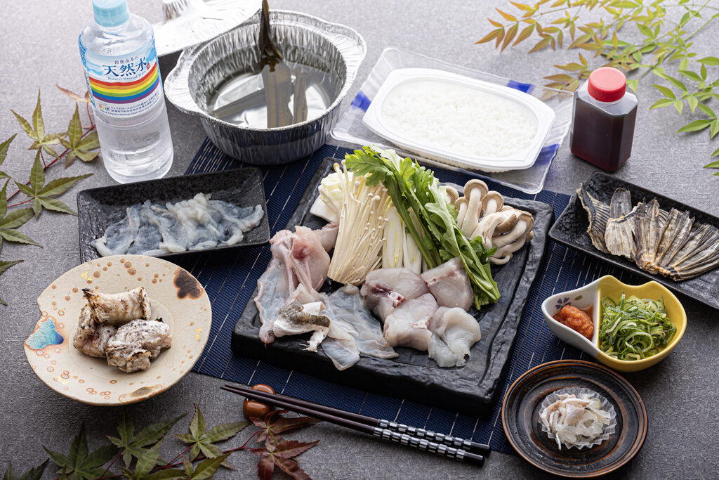 【お取り寄せ】<"幻"の「五年とらふぐ」>てっちりセット~極~(てっちり+てっさ+ふぐ塩焼き+ふぐ皮湯引き+ひれ酒用 ふぐヒレ2枚)01